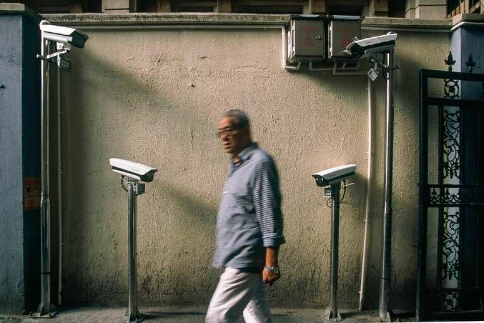En man passerar fyra nyinstallerade säkerhetskameror i kinesiska Xuhui-distriktet. Kina beräknas ha omkring 200 miljoner övervakningskameror installerade och siffran väntas öka. Foto: Dave Tacon/Polaris/TT