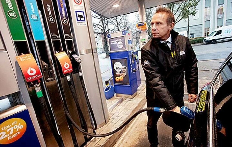Andres Norman kör en av Taxi Stockholms sista 30 etanolbilar, en tre år gammal Volvo V70. Bilen går bra, men den är törstig: medelförbrukningen ligger på 1,72 liter/ mil. Foto: Jörgen Appelgren