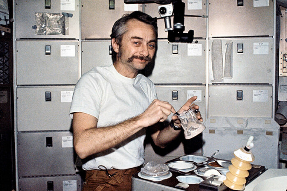 På Skylab kunde astronauterna för första gången äta maten i rymden med samma typ av bestick som på jorden. Här blandar astronauten Owen K Garriott ut sin mat med vatten. Foto: Nasa