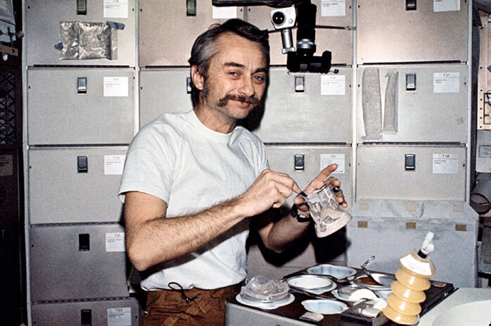 På Skylab kunde astronauterna för första gången äta maten i rymden med samma typ av bestick som på jorden. Här blandar astronauten Owen K Garriott ut sin mat med vatten. Foto: Nasa På Skylab kunde astronauterna för första gången äta maten i rymden med samma typ av bestick som på jorden. Här blandar astronauten Owen K Garriott ut sin mat med vatten. Foto: Nasa