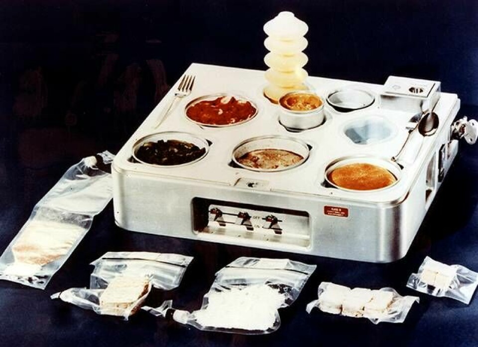 På den första amerikanska rymdstationen, Skylab, som skickades upp 1973, var maten betydligt bättre än på tidigare rymdfärder. Här är en bricka som kunde användas både för uppvärmning och som matbord. Foto: Nasa