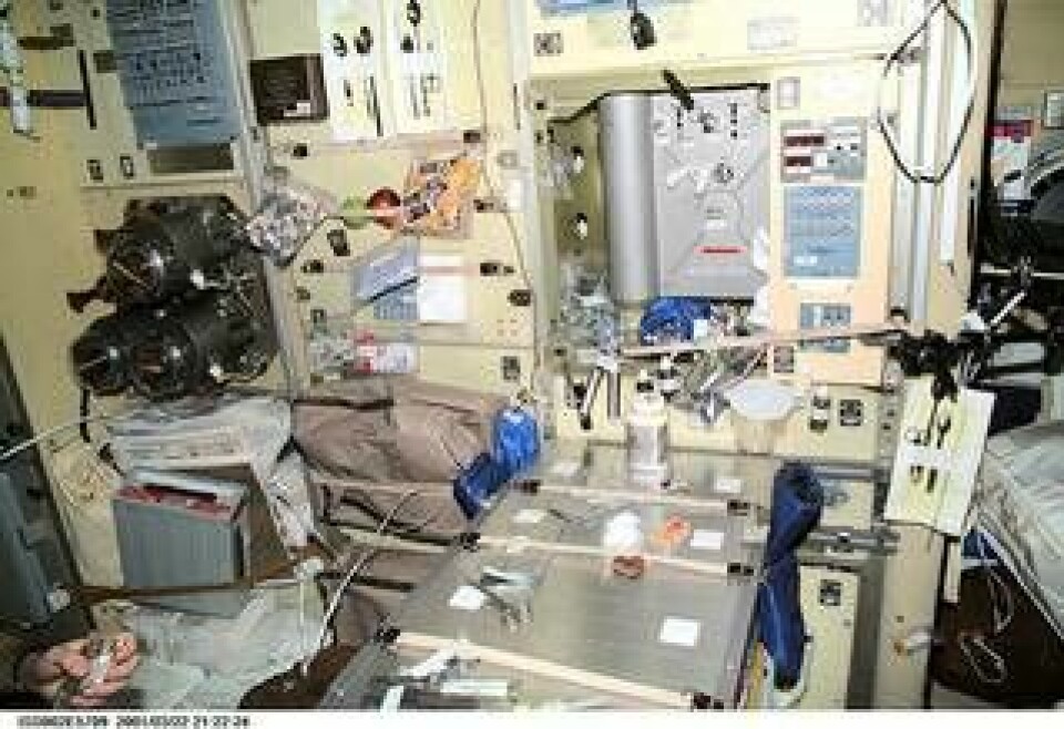 Middagsbordet ombord på Internationella rymdstationen ISS år 2001. Foto: Nasa