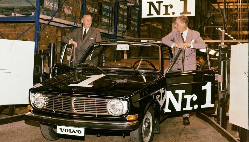 Dåvarande tekniska direktören Svante Simonsson och vd Gunnar Engellau med den första Volvo 144 som lämnade fabrikslinan i Torslanda. Foto: Volvo cars