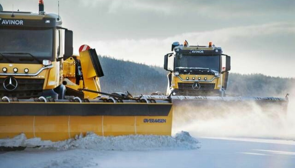Enligt Semcon är det unikt för de självkörande fordonen att de kan röja snö i formationer om flera fordon, och med samma precision, oavsett väderförhållanden. Foto: Semcon