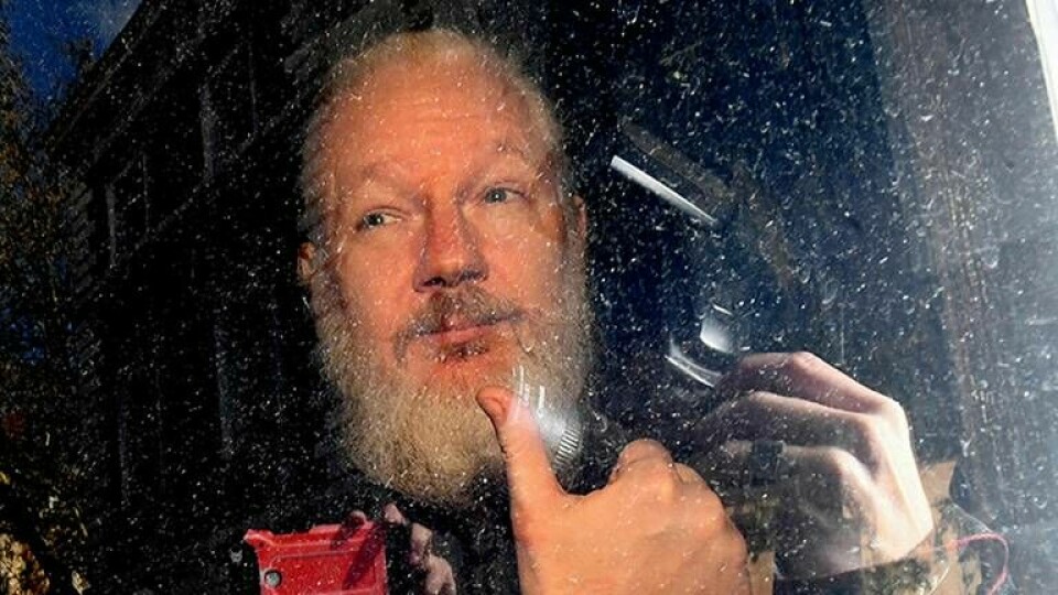Bild från när Julian Assange greps i London. Nu har även en nära medarbetare till Wikileaksgrundaren gripits, fast i Ecuador. Foto: AP/Victoria Jones