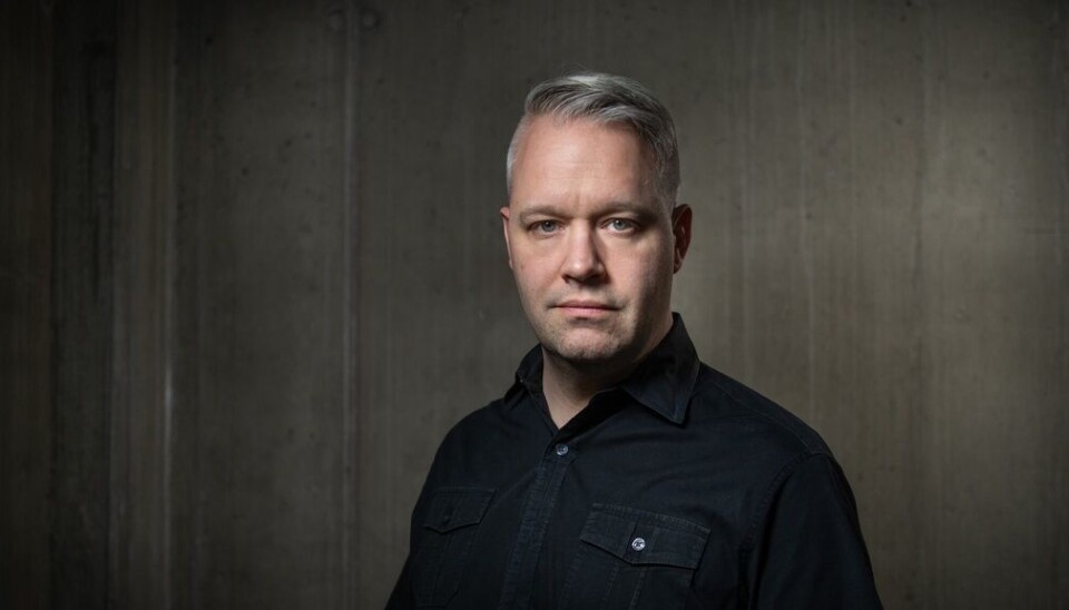 Måns Jonasson, internetexpert på Internetstiftelsen. Foto: Internetstiftelsen Man med grått hår, han bär en mörkblå skjorta