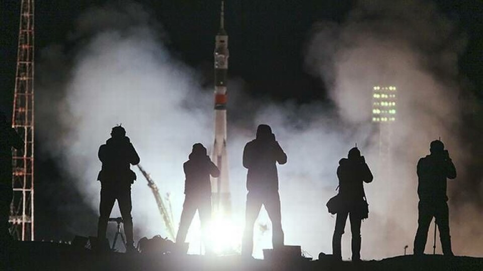 Journalister tar bilder på uppskjutningen av Soyuz-raketen som fraktat ny besättning till internationella rymdstationen ISS. Foto: TT / AP Photo / Dmitri Lovetsky Journalister tar bilder på uppskjutningen av Soyuz-raketen som fraktat ny besättning till internationella rymdstationen ISS. Foto: TT / AP Photo / Dmitri Lovetsky