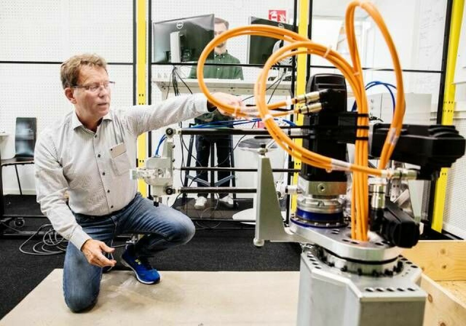 Klas Nilsson är grundare av robotföretaget Cognibotics i Lund. Han demonstrerar den hybridkinematiska roboten, som har samma rörelsefrihet som ett sexaxligt system men är lättare och smidigare. Foto: Daniel Nilsson