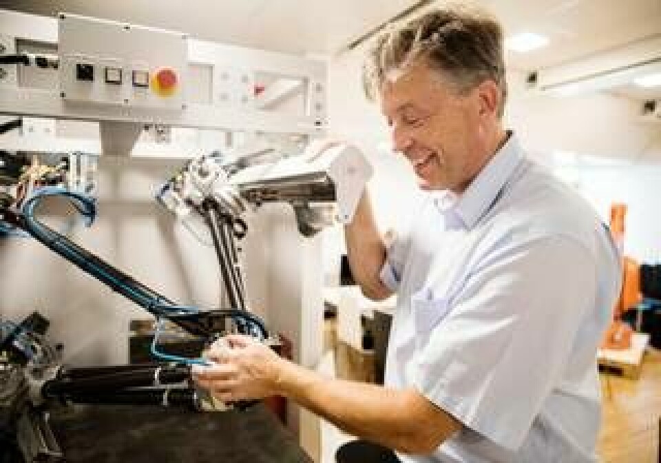 Mats Jonsson visar en demoversion av en parallelkinematisk robot. Foto: Daniel Nilsson