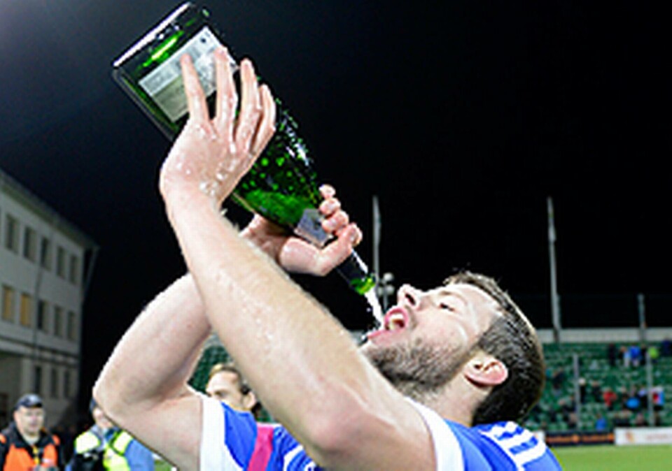 Robert Lundströms celler i hjärnan signalerar troligtvis törst, så han dricker champagne efter sista omgången av Superettan i matchen mellan GIF Sundsvall och Landskrona BoIS förra året. Foto: TT Robert Lundströms celler i hjärnan signalerar troligtvis törst, så han dricker champagne efter sista omgången av Superettan i matchen mellan GIF Sundsvall och Landskrona BoIS förra året. Foto: TT