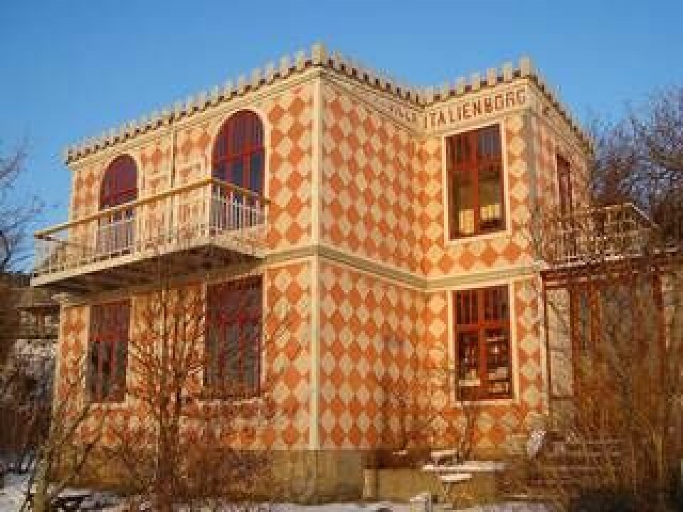 Villa Italienborg i Höganäs byggdes 1909-1910 och är idag ett byggnadsminne, och ett berömt exempel på eternit-konst. Foto: Per Olof Forsberg / Wikimedia