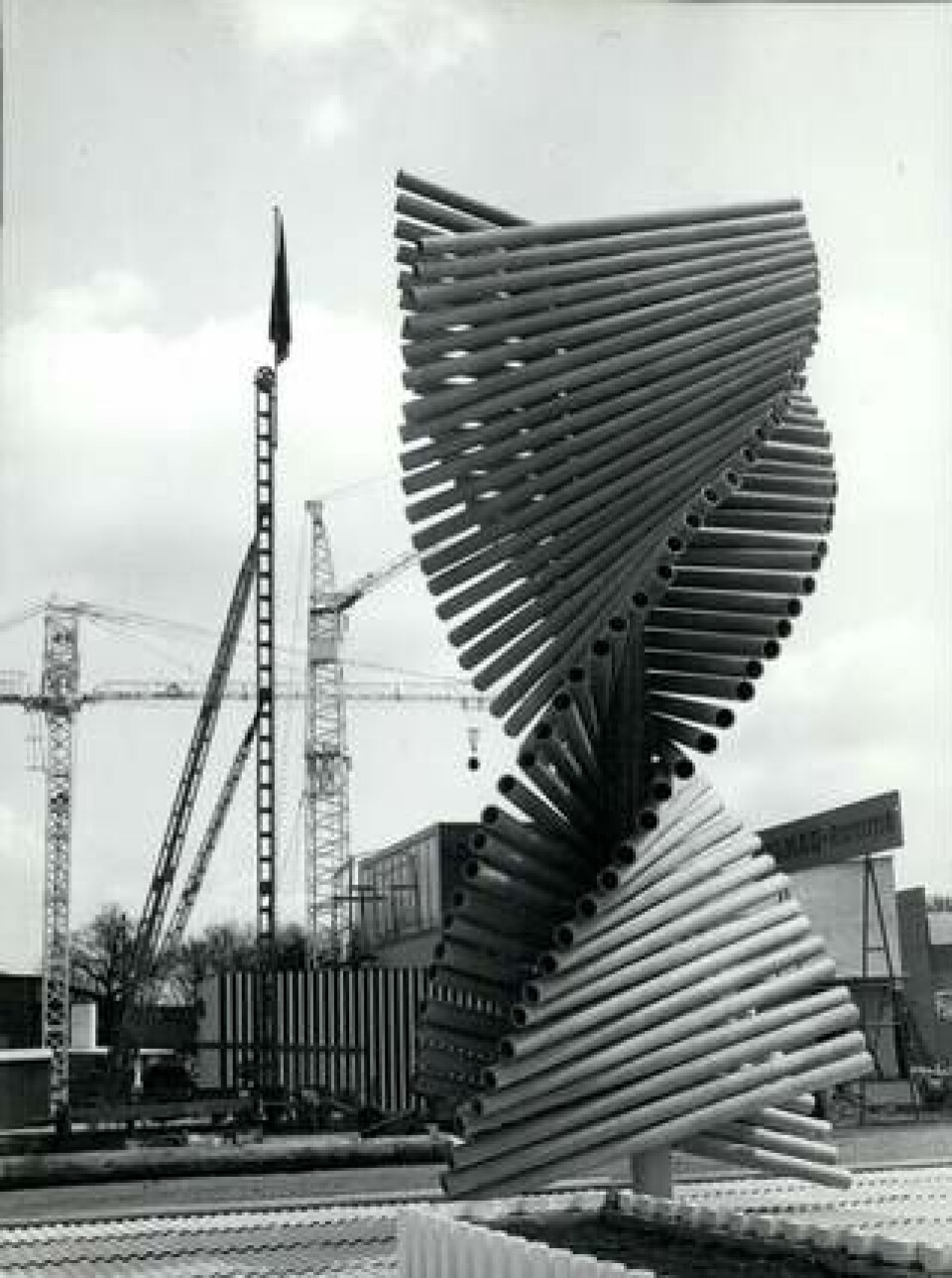1957 prydde detta konstverk av eternit-rör en industriutställning i Tyskland. Foto: Keystone / Zuma / IBL Bildbyrå