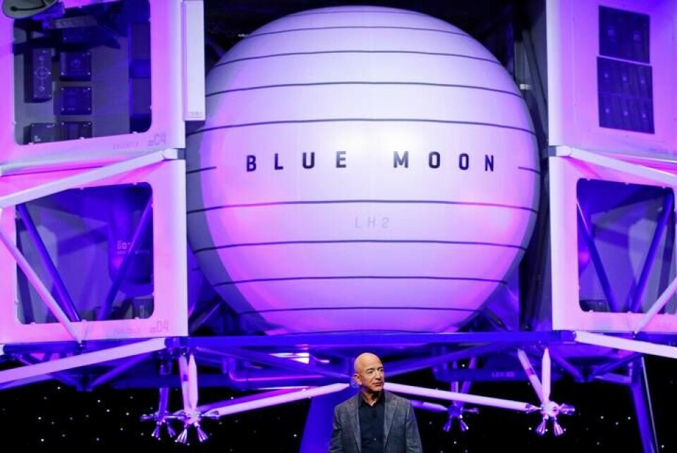 Jeff Bezos framför Blue Origins månlandare Blue Moon. Det är dock en annan farkost som Bezos ska färdas i den 20 juli. Foto: Patrick Semansky/AP/TT