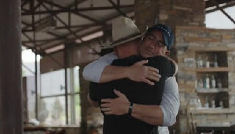Bröderna Jeff och Mark Bezos kramade om varandra efter att de bestämt sig för att åka upp i rymden tillsammans. Foto: Skärmdump/Instagram