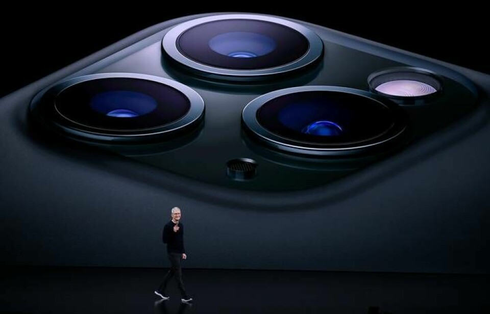 Apples vd Tim Cook vid ett event 10 september 2019, när Iphone 11 Pro lanserades, vid sidan av flera produkter. Foto: Xinhua/TT