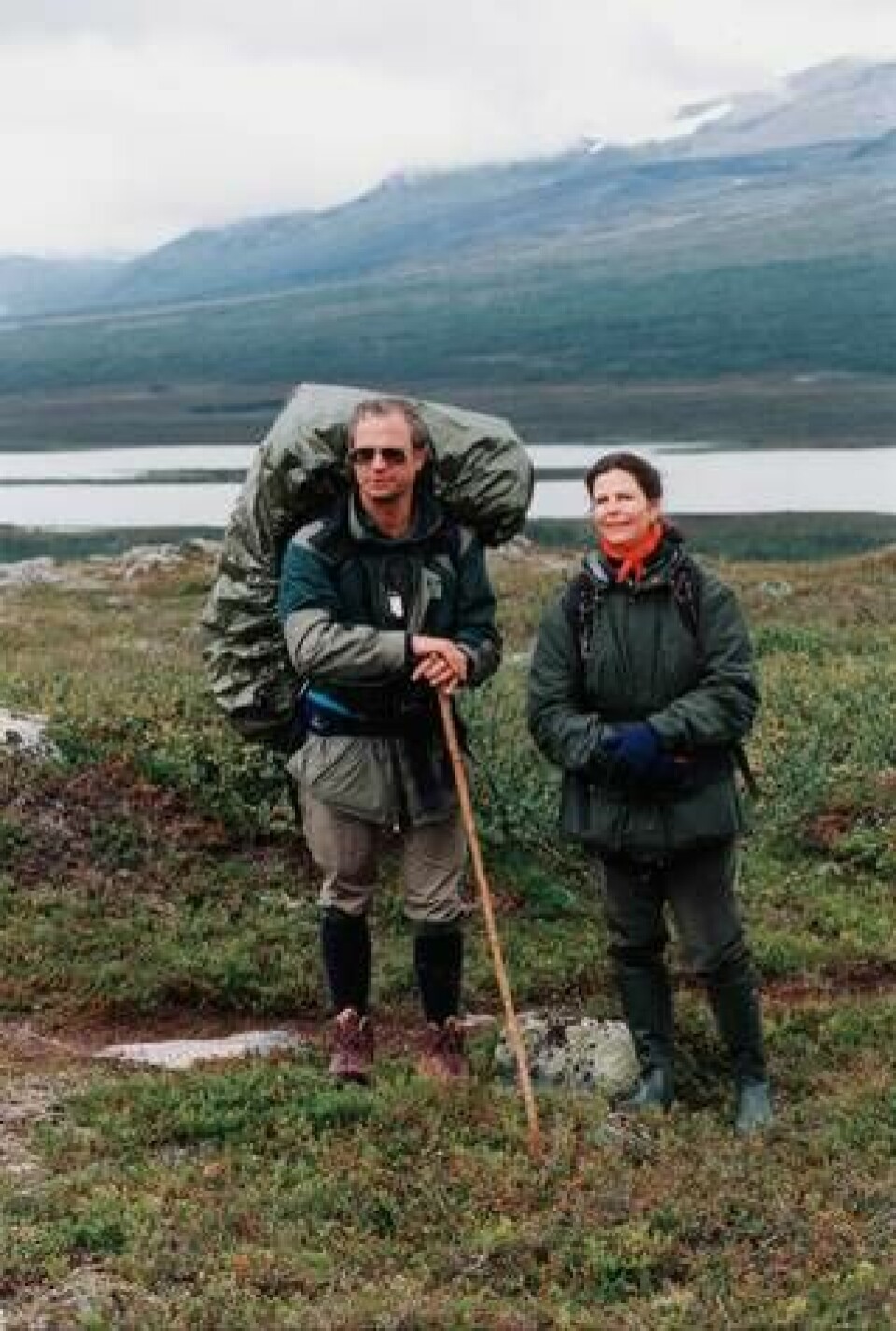 Vandring och utevistelse har blivit en alltmer populär sysselsättning i Sverige. Här är det uttalat friluftsintresserade kung Carl XVI Gustaf och drottning Silvia som syns i funktionella kläder av okänt märke, vid Treriksröset 1993. Foto: CHARLES HAMMARSTEN/TT