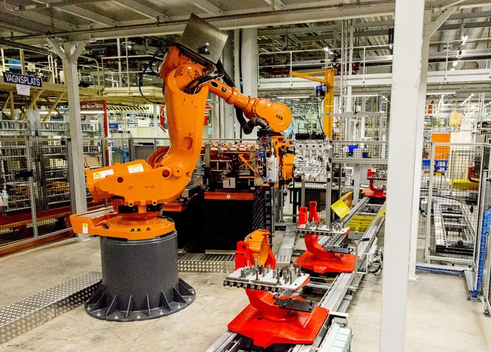 Volvo Cars är en av många fordonstillverkare som har tvingats pausa produktionen tillfälligt på grund av komponentbrist. På bilden syns industrirobotar i motorfabriken i Skövde. Foto: Adam Ihse/TT Volvo Cars är en av många fordonstillverkare som har tvingats pausa produktionen tillfälligt på grund av komponentbrist. På bilden syns industrirobotar i motorfabriken i Skövde. Foto: Adam Ihse/TT
