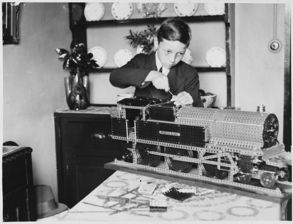 Tanken var även att fostra ”Meccano-pojkar” som förväntades vara hjälpsamma och lydiga. Lokala Meccano-klubbar samlades i ett särskilt gille, som skulle bidra till att sprida gemenskap och samhörighet mellan pojkar världen över. Här konstruerar en liten pojke ett tåg, omkring år 1950. Foto: MARY EVANS PICTURE/TT Tanken var även att fostra ”Meccano-pojkar” som förväntades vara hjälpsamma och lydiga. Lokala Meccano-klubbar samlades i ett särskilt gille, som skulle bidra till att sprida gemenskap och samhörighet mellan pojkar världen över. Här konstruerar en liten pojke ett tåg, omkring år 1950. Foto: MARY EVANS PICTURE/TT