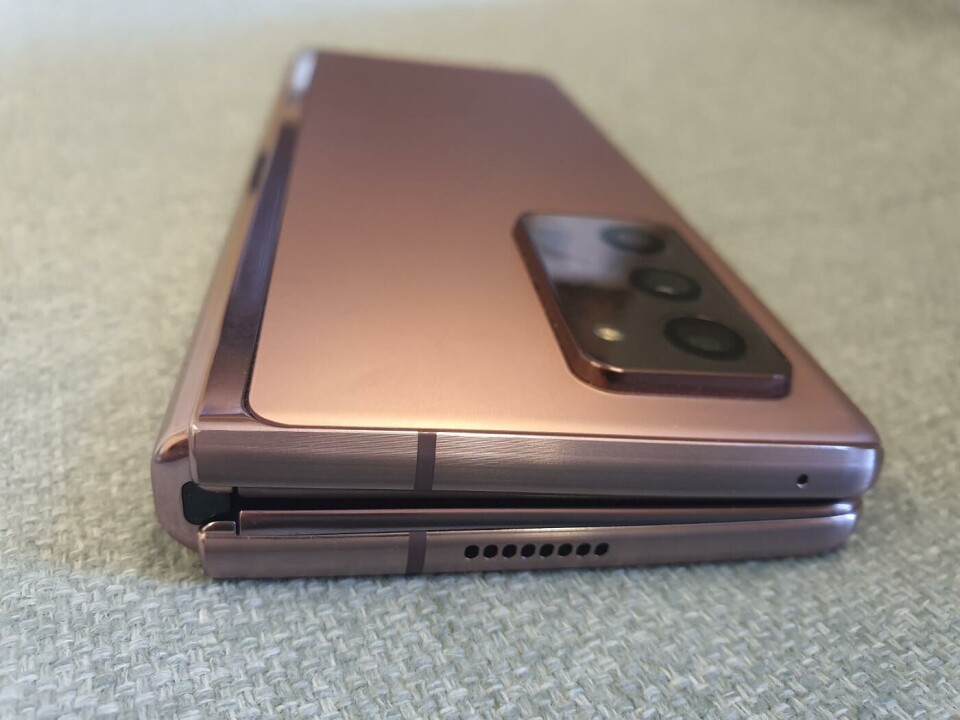 Precis som Samsungs andra mobiler är kameramodulen rätt påträngande. Foto: Simon Campanello Precis som Samsungs andra mobiler är kameramodulen rätt påträngande. Foto: Simon Campanello