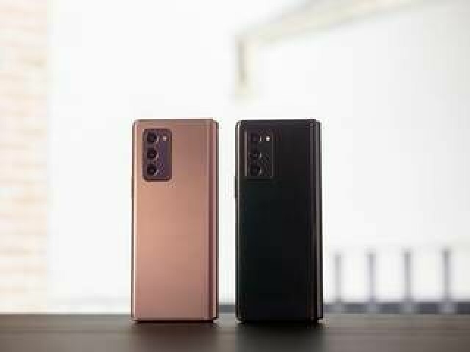 Galaxy Z Fold 2 kommer i två färger, brons och svart. Foto: Samsung