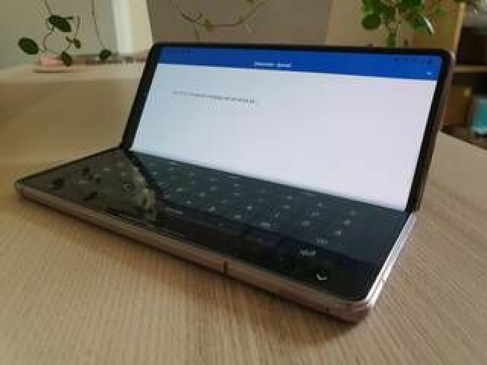 I teorin skulle Galaxy Note 2 kunna fungera som en minilaptop, men skrivupplevelsen är rätt svajig. Foto: Simon Campanello