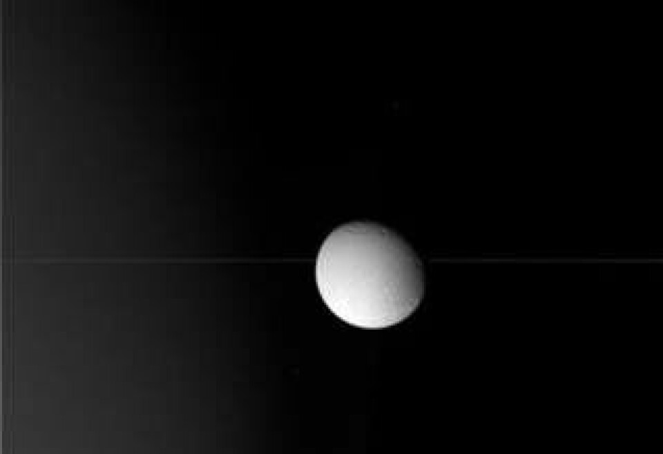 Ismånen Dione på håll. Foto: NASA /JPL / Space Science Institute