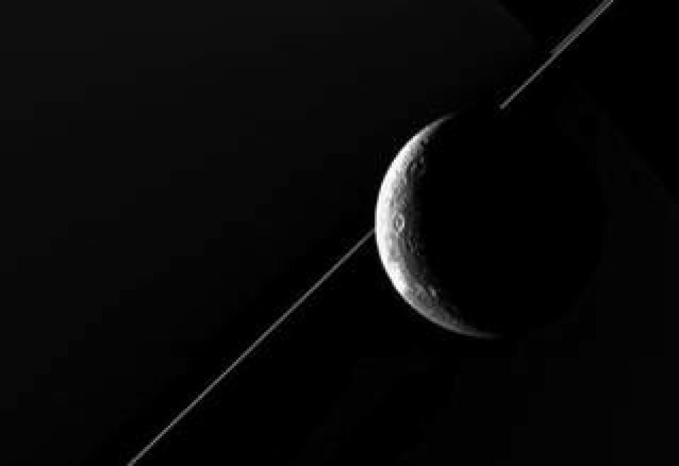 Dione avtecknar sig mot Saturnus omgivande gasring
Foto: NASA / JPL / Space Science Institute
