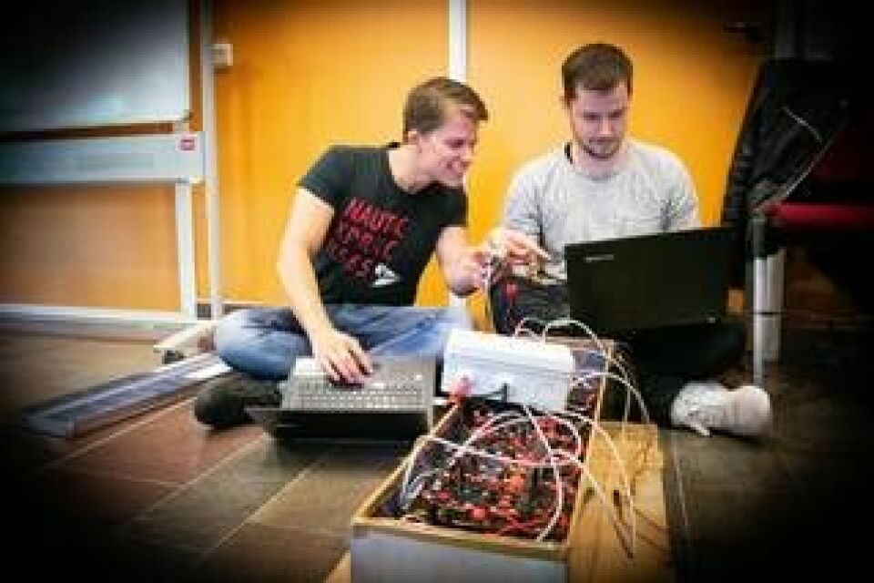 Joel Brofors och Gustaf Blomberg arbetar med batteriet. Foto: Johan Kristensson