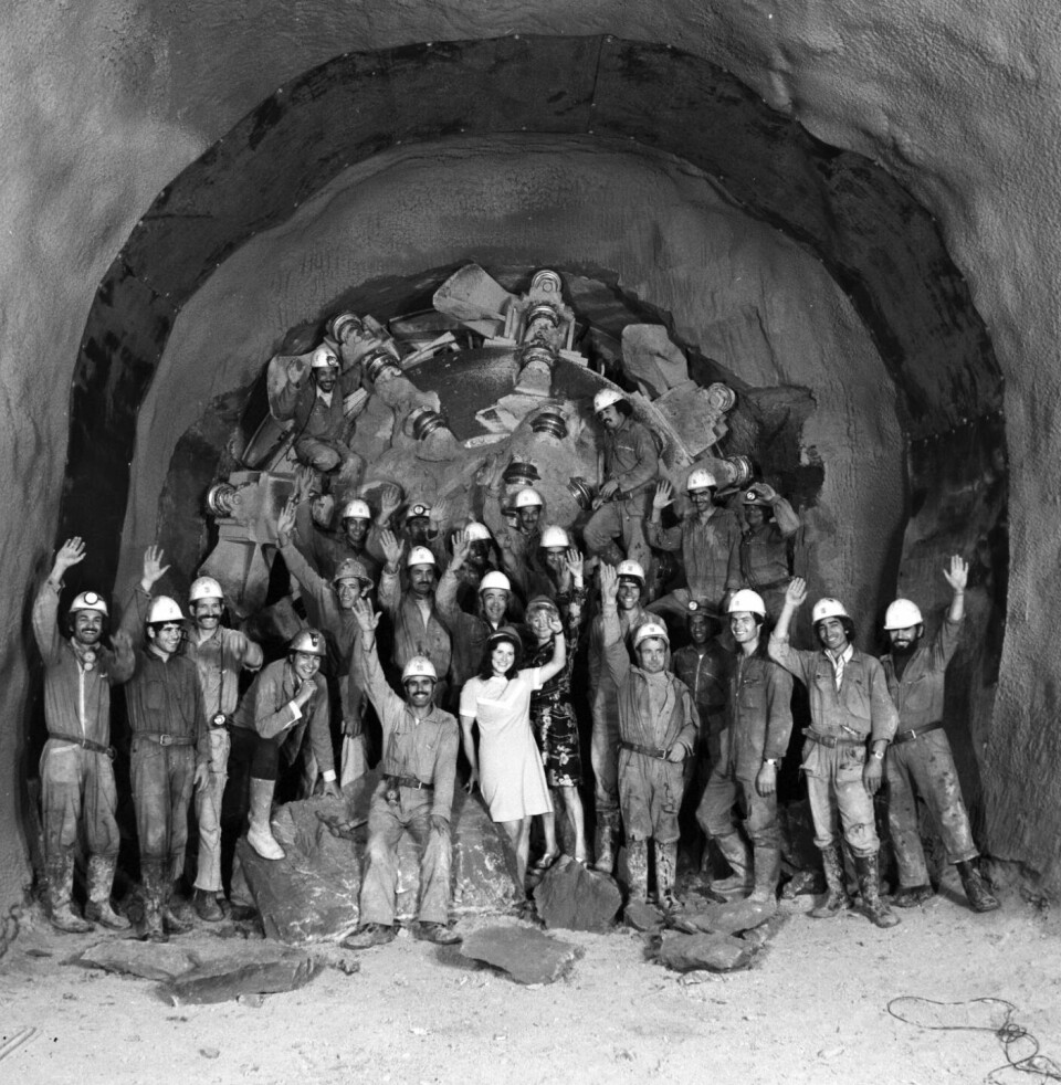 Firande när borren arbetat sig runt hela den sju kilometer långa tunneln som så småningom skulle bli Super Proton Synchrotron, den 31 juli 1974. Foto: CERN Firande när borren arbetat sig runt hela den sju kilometer långa tunneln som så småningom skulle bli Super Proton Synchrotron, den 31 juli 1974. Foto: CERN