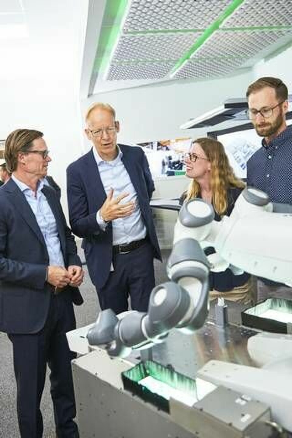 Johan Rittner, till vänster, är vd för IBM i Sverige och får en visning av ABB-roboten Yumi av Johan Söderström. Foto: Pia Nordlander