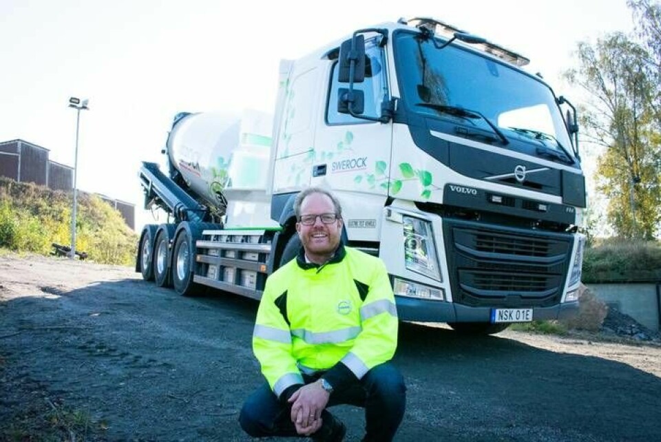 Jonas Odermalm, elektrifieringschef på Volvo Lastvagnar, framför den första eldrivna tunga lastbilen från företaget, en Volvo FM. Foto: Johan Kristensson