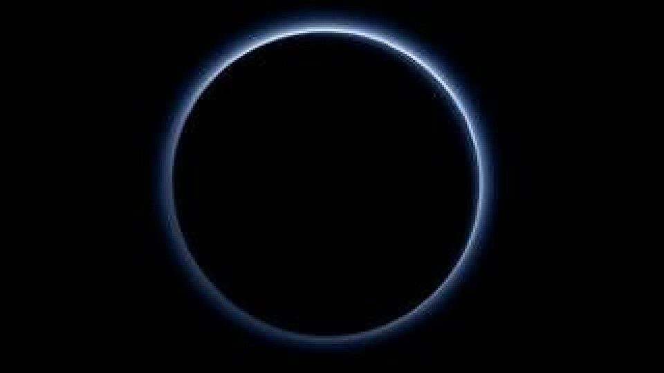 Plutos atmosfär är blå, vilket syns på den här bilden tagen av New Horizons. Foto: Nasa