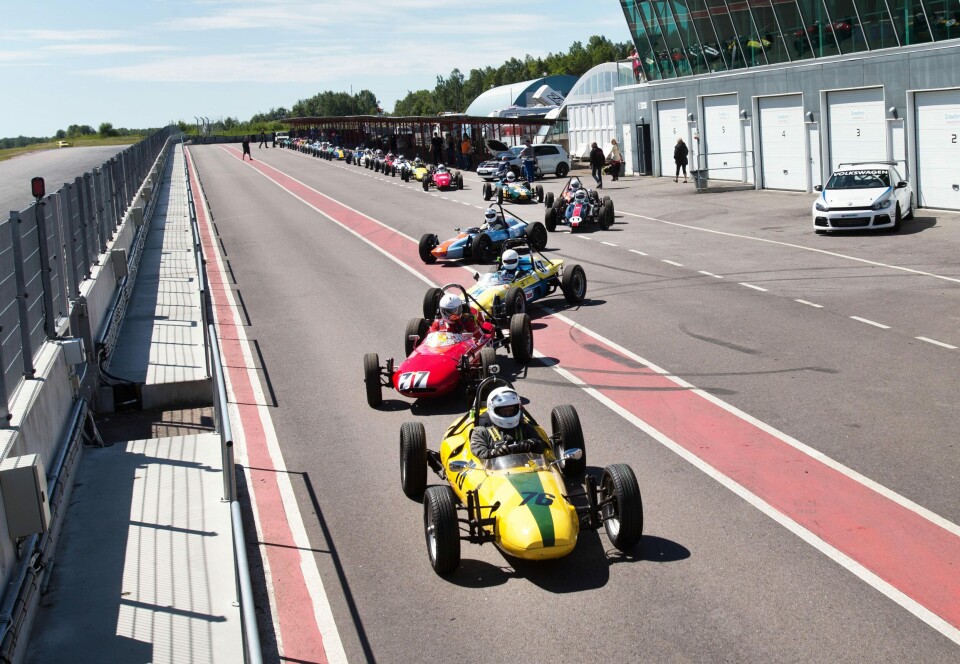 Formel Vee på Mantorp park 2015. När sporten introducerades 1965 av Scania Vabis (nuvarande Volkswagen) blev den en öppning även för förare som inte hade ekonomin att satsa på de riktigt dyra racingbilarna, eftersom vem som helst kunde bygga ihop sin bil utifrån en Volkswagen-ram. Foto: JEPPE GUSTAFSSON/IBL/TT Formel Vee på Mantorp park 2015. När sporten introducerades 1965 av Scania Vabis (nuvarande Volkswagen) blev den en öppning även för förare som inte hade ekonomin att satsa på de riktigt dyra racingbilarna, eftersom vem som helst kunde bygga ihop sin bil utifrån en Volkswagen-ram. Foto: JEPPE GUSTAFSSON/IBL/TT
