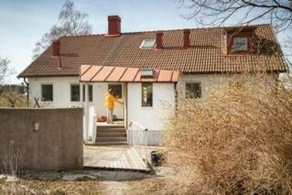 Hämtar inspiration från naturen. Simon Stålenhag utanför villan som han delar med sin sambo på Färingsö. Varje dags inleds med tidiga promenader i omgivningen. Sedan väntar ritbordet. Foto: Tobias Ohls