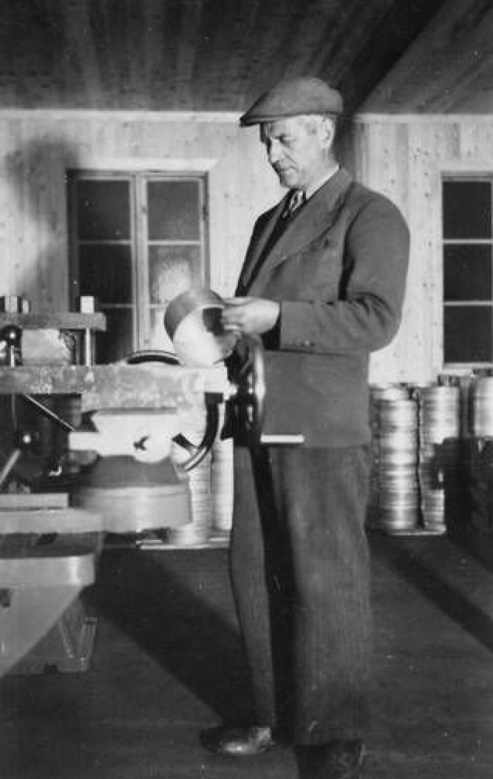 John E Jonsson (1898–1976) i Trangias ursprungliga fabrik. Han startade företaget 1925 tillsammans med sin svärfar Fritiof Svensson. I nutid leds företaget av fjärde generationen Jonsson. Foto: Trangia