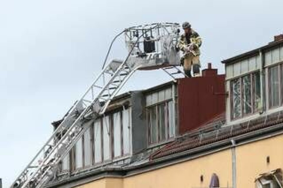 Det har hänt att polisens drönare kraschat, som här när räddningstjänsten fick hämta en drönare från ett tak i Linköping. Foto: Jeppe Gustafsson/TT