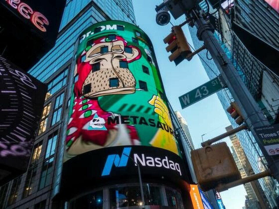 Cryptobolaget Metasaurus grundare har en kryptoapa från BAYC som profilbild. Här använder han den för att göra reklam för sitt eget företag på en reklamskylt vid Times Square i New York. Foto: John Marshall Mantel