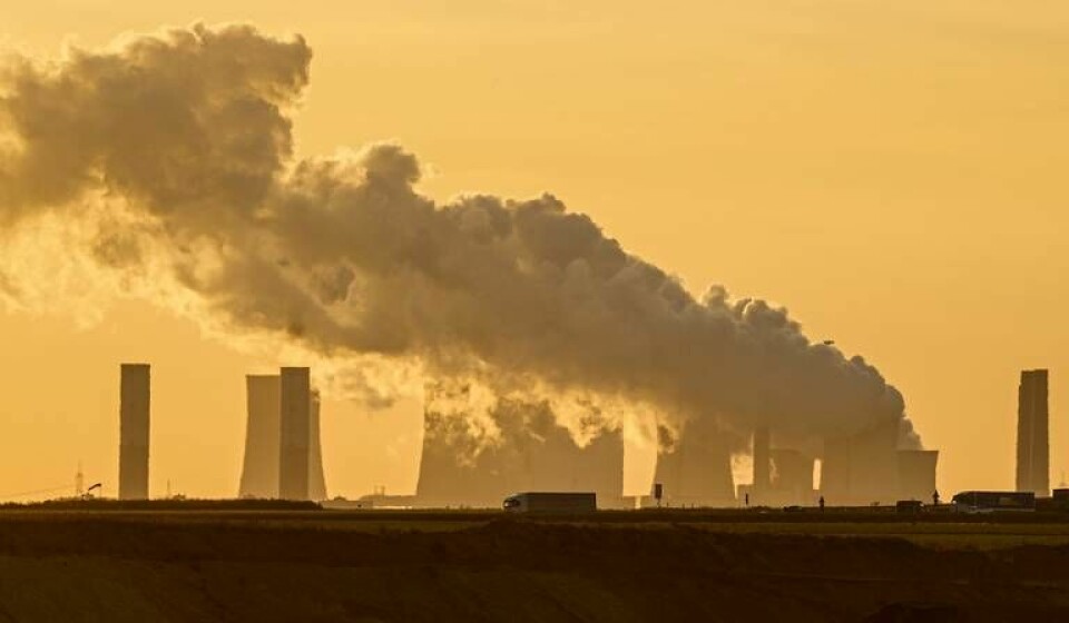 Genom att stänga ner de mest utsläppande kraftverken och ersätta dessa med nya och mer energieffektiva varianter kan miljontals liv räddas, enligt ny forskning. Här ett kolkraftverk nära tyska Garzweiler. Foto: TT/AP Photo/Martin Meissner/Arkivbild