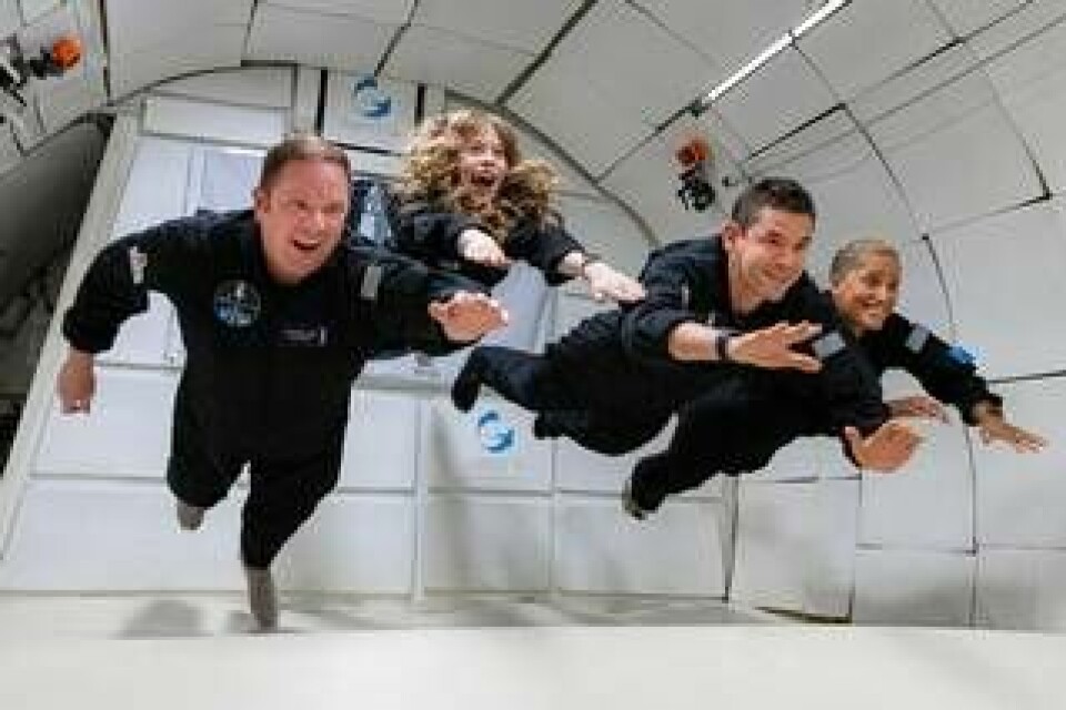 De fyra rymdfarana Christopher Sembroski, Hayley Acreneaux, Jared Isaacman och Sian Proctor testar viktlöshet. Foto: Inspiration4 / John Kraus