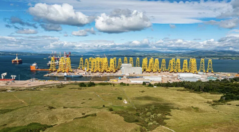 De 95 meter höga och 2 000 ton tunga fundamenten samlade i skotska Nigg inför avfärd till vindkraftsparken Seagreen i Nordsjön. Foto: Seagreen