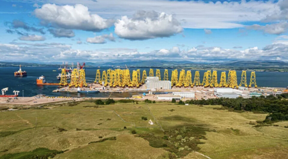 De 95 meter höga och 2 000 ton tunga fundamenten samlade i skotska Nigg inför avfärd till vindkraftsparken Seagreen i Nordsjön. Foto: Seagreen De 95 meter höga och 2 000 ton tunga fundamenten samlade i skotska Nigg inför avfärd till vindkraftsparken Seagreen i Nordsjön. Foto: Seagreen