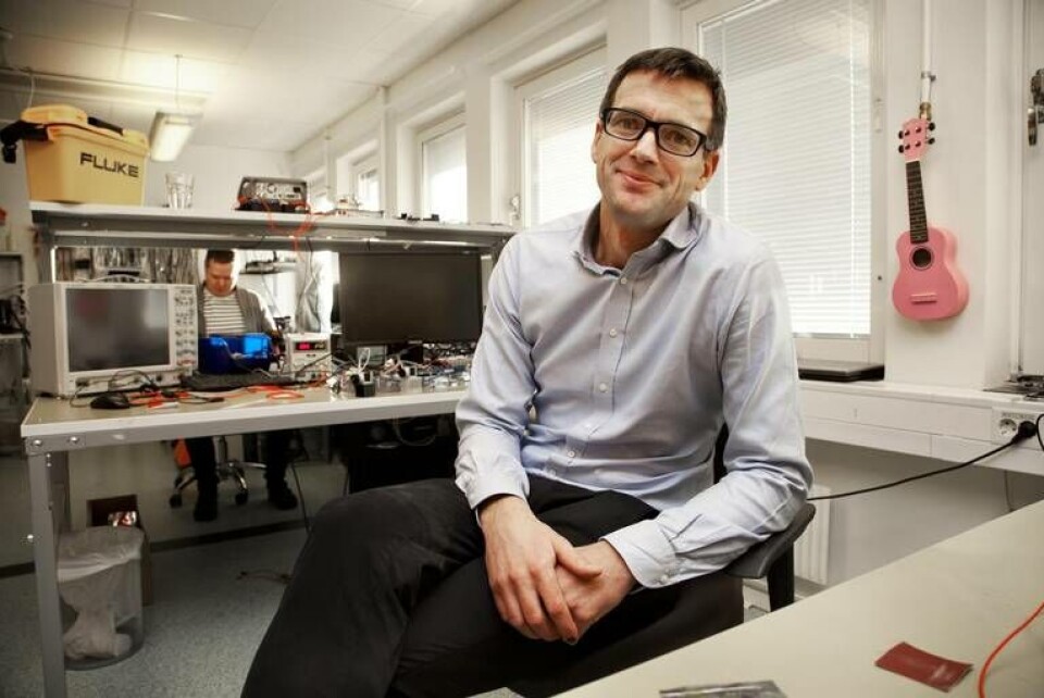 I ett vr-headset där svenska föreraget Tobiis teknik finns kan användaren styra med hjälp av sina ögonrörelser. Oscar Werner är affärsområdeschef på Tobii Tech. Foto: Jörgen Appelgren I ett vr-headset där svenska föreraget Tobiis teknik finns kan användaren styra med hjälp av sina ögonrörelser. Oscar Werner är affärsområdeschef på Tobii Tech. Foto: Jörgen Appelgren