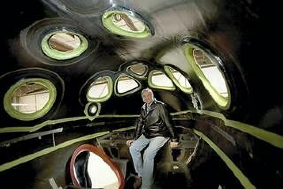Konstruktören Burt Rutan poserar i Space Ship Two under arbetets gång. Notera de stora fönstren som ska ge passagerarna utsikt över jorden när de svävar tyngdlöst i kabinen. Foto: Virgin Galactic.