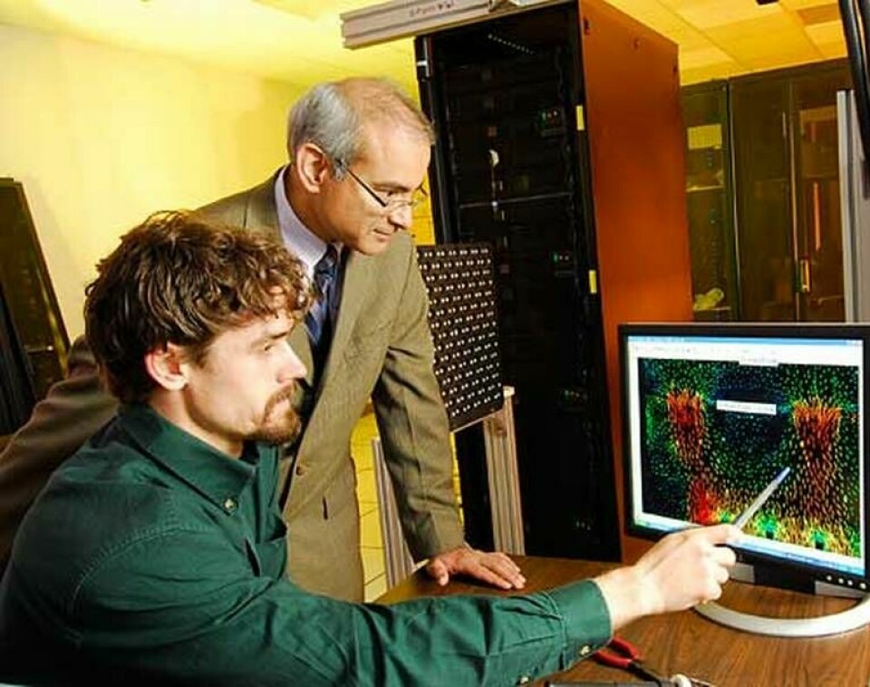 Shawn Shields och Yogendra Joshi studerar värmeutvecklingen i ett datorrack. (Foto Gary Meek)