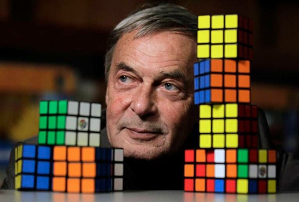 Ernö Rubiks originalkub är omkring 5,5 centimeter hög och har sex olika färger. Foto: Julio Cortez/TT Ernö Rubiks originalkub är omkring 5,5 centimeter hög och har sex olika färger. Foto: Julio Cortez/TT