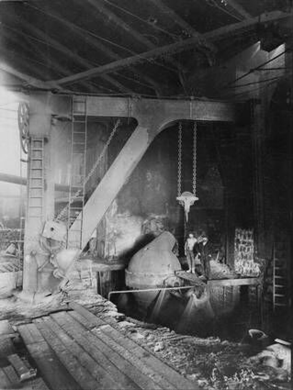 När bessemerprocessen lanserades på 1850-talet gav det den första billiga metoden för storskalig tillverkning av stål. Det högkvalitativa stålet gjorde det möjligt att bygga stabilare ångmaskiner, som inte längre riskerade att explodera. På bilden Sandvikens första bessemerverk, anlagt 1863. Foto: ANDERS OLSSON/TEKNISKA MUSEET