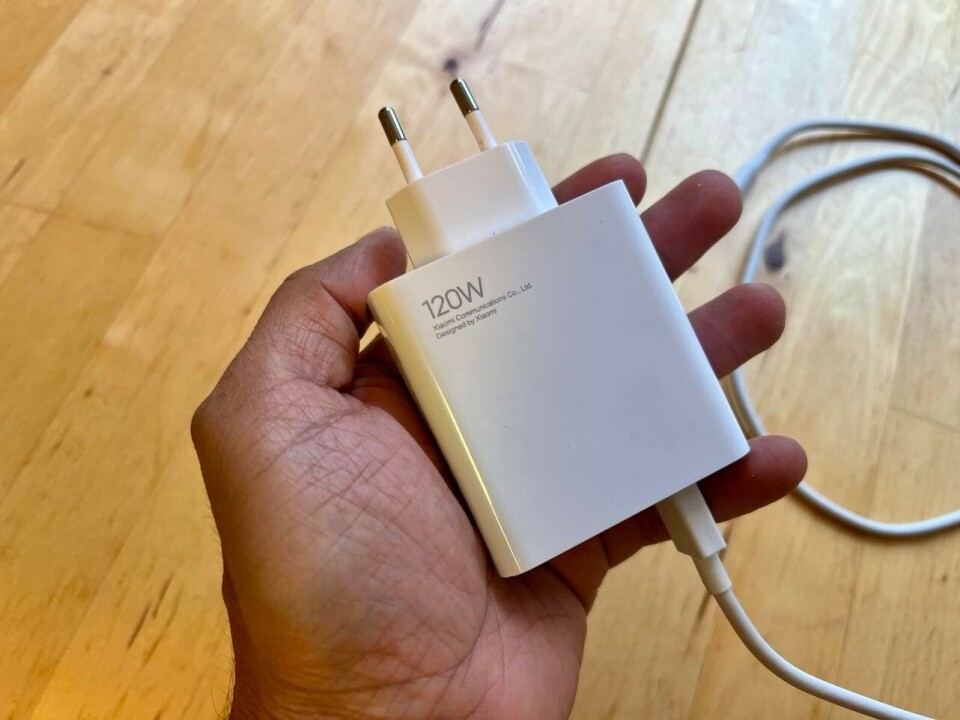 Riktigt bjässe. Nätadaptern till Xiaomi 12 Pro. Foto: Kalle Wiklund Riktigt bjässe. Nätadaptern till Xiaomi 12 Pro. Foto: Kalle Wiklund