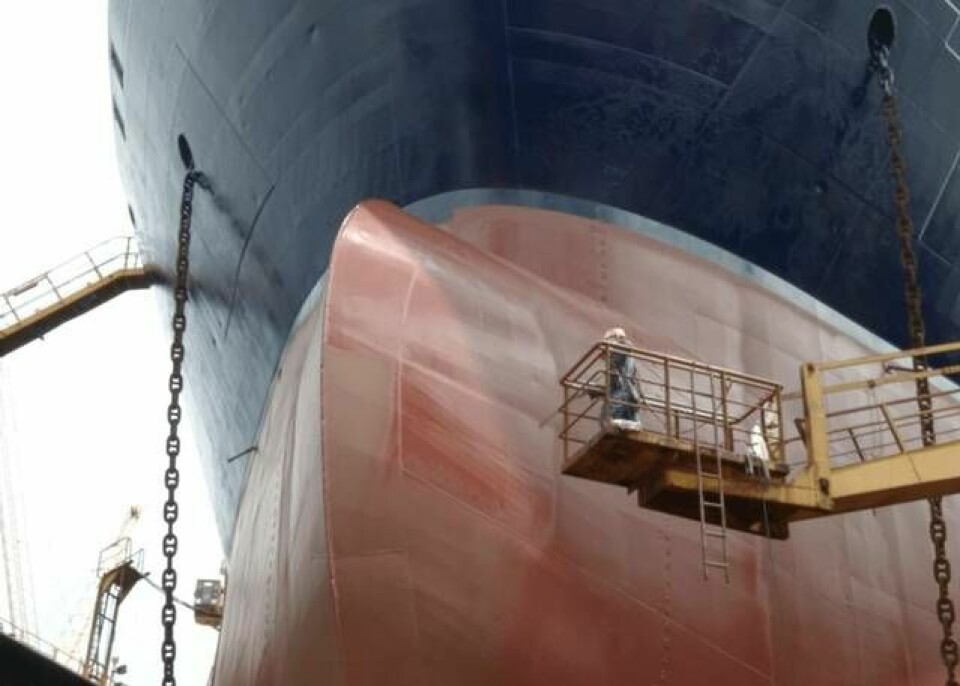 Team Calypso, ett 183 meter långt tankfartyg på 46 000 dödviktston, får skrovet målat med Selektope-baserad anti-foulingfärg. Foto: I-Tech