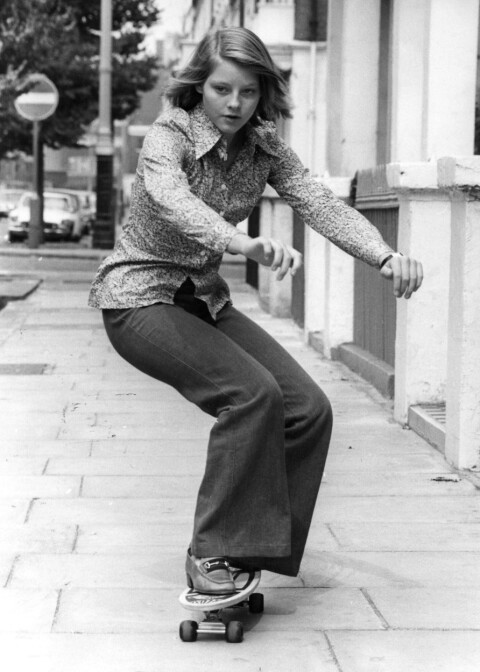 Amerikanska skådespelaren Jodie Foster på skateboard. Foto: KEYSTONE ARCHIVES/HERITAGE/TT