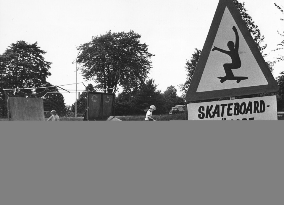 Skateboarden kom till Sverige på 1970-talet, men redan då fanns det ett motstånd. På sina håll blev det snabbt förbjudet att åka på allmän plats. På bilden en enklare variant av skateboardramp med varningsskylt i Södertälje 1978. Foto: ROLF SÖDERBERG/TT